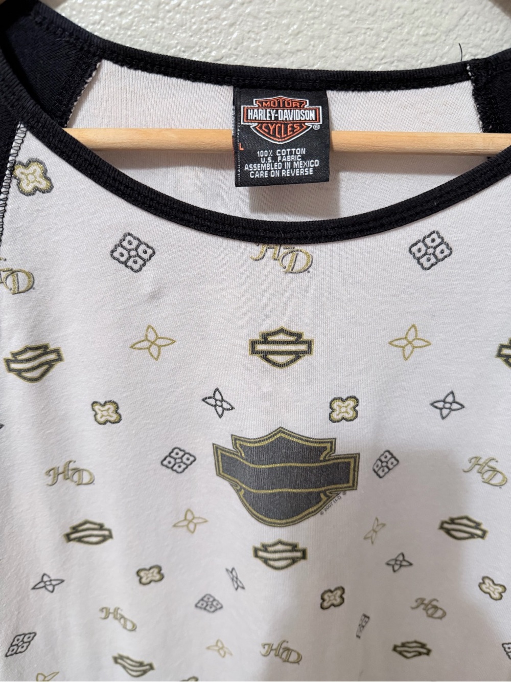 Harley-Davidson White Top with Black Cap Sleeves and Gold Logo Print - Picture 2 of 5